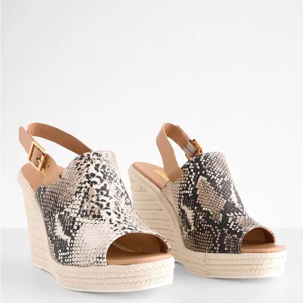 NEW QUPID Cascade Beige Snake Wedge with Buckled Strap Sz 10
